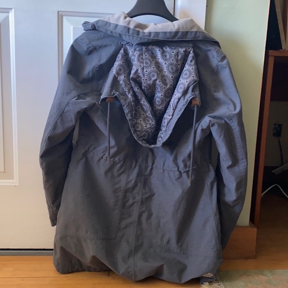 Lightweight waterproof jacket - Picture 2 of 5